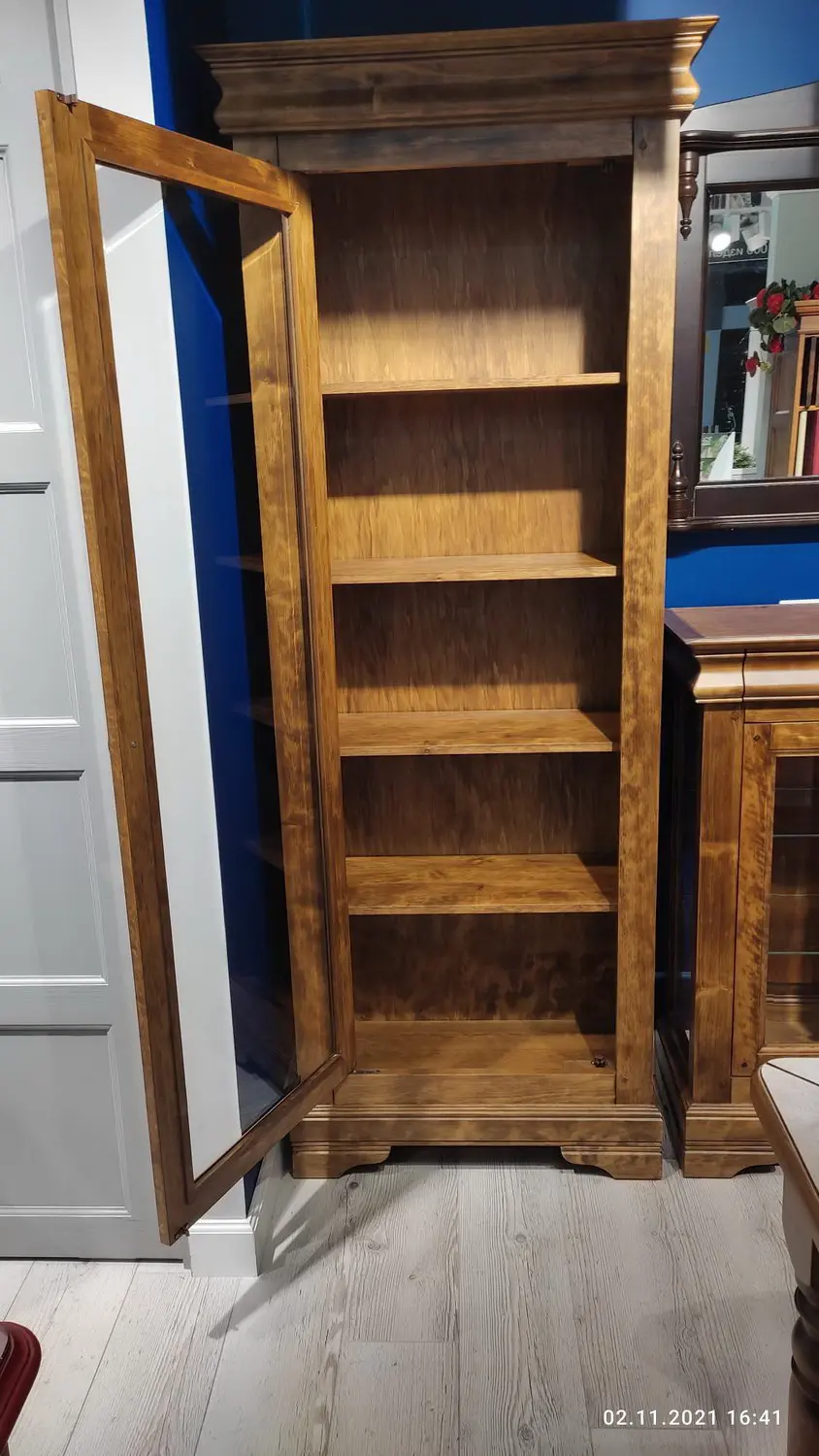 Шкаф 1 дверный Луи Филипп с витриной, массив ОВ 01 (ручка слева)