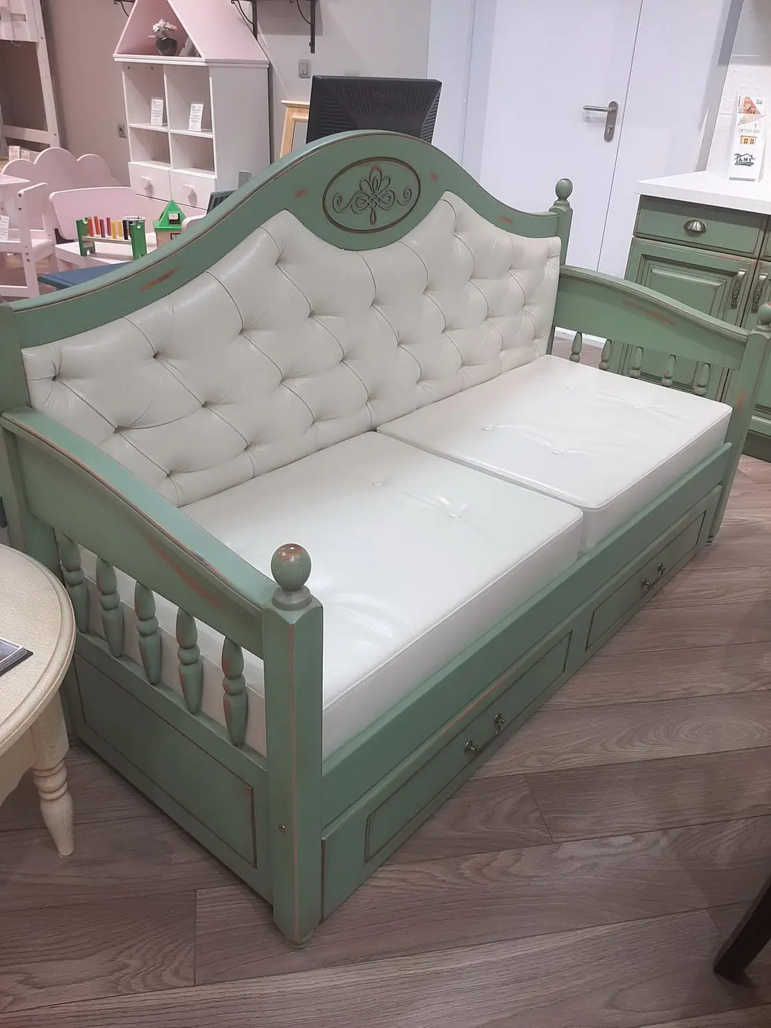 Диван Валенсия 2-15 с декор. вензелем на изголовье