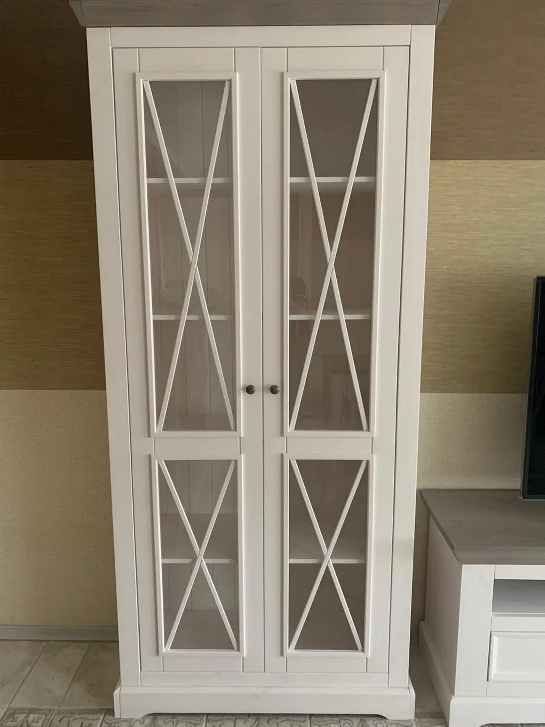 Витрина Форест  с двумя стеклянными дверями белый воск/серый