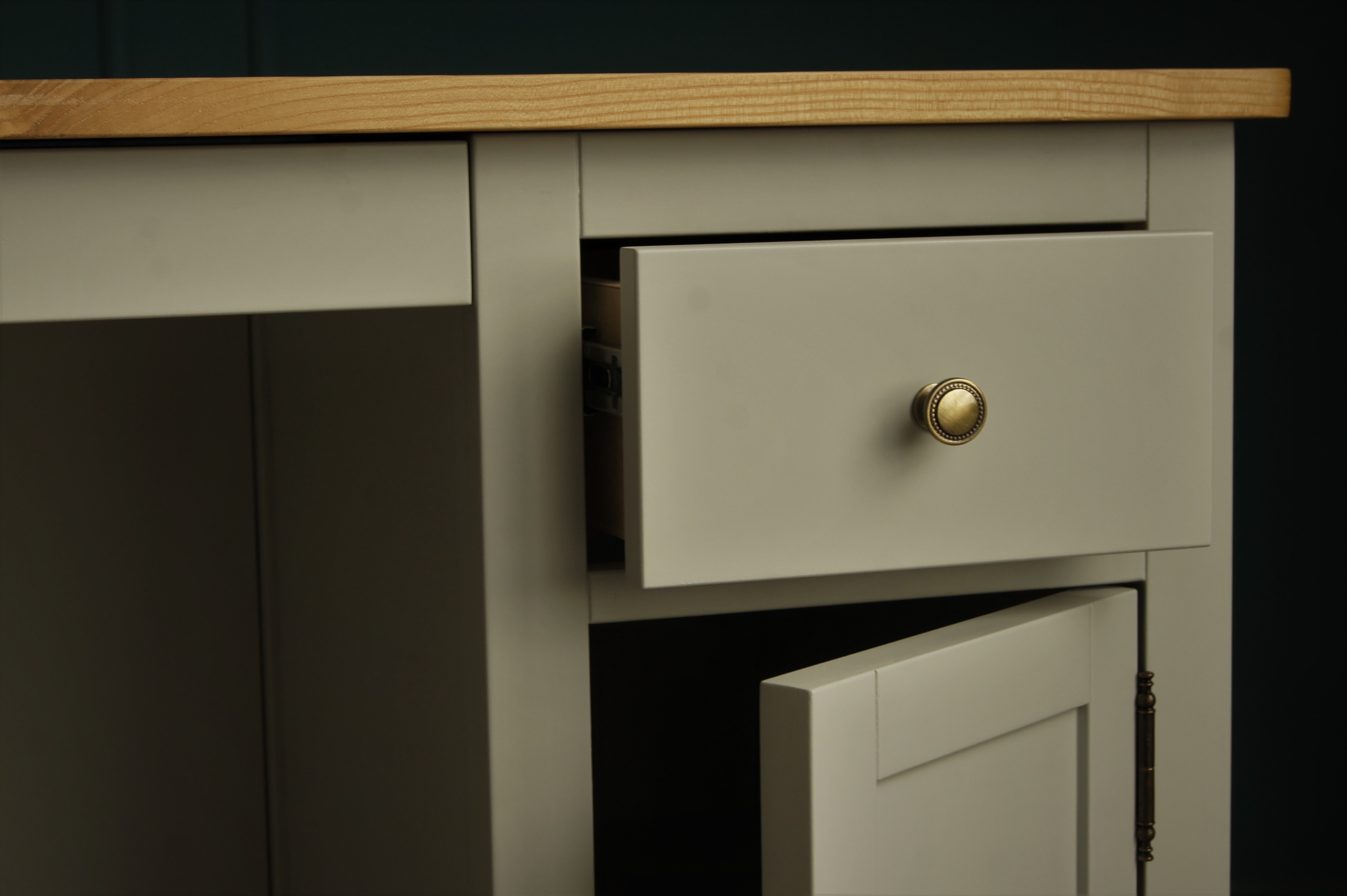 Большой рабочий стол "Jules Verne" с узкой тумбой серый