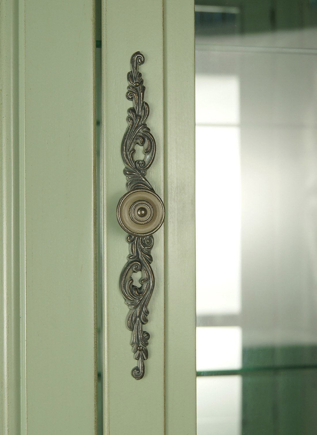 Узкий шкаф-витрина "Olivia"