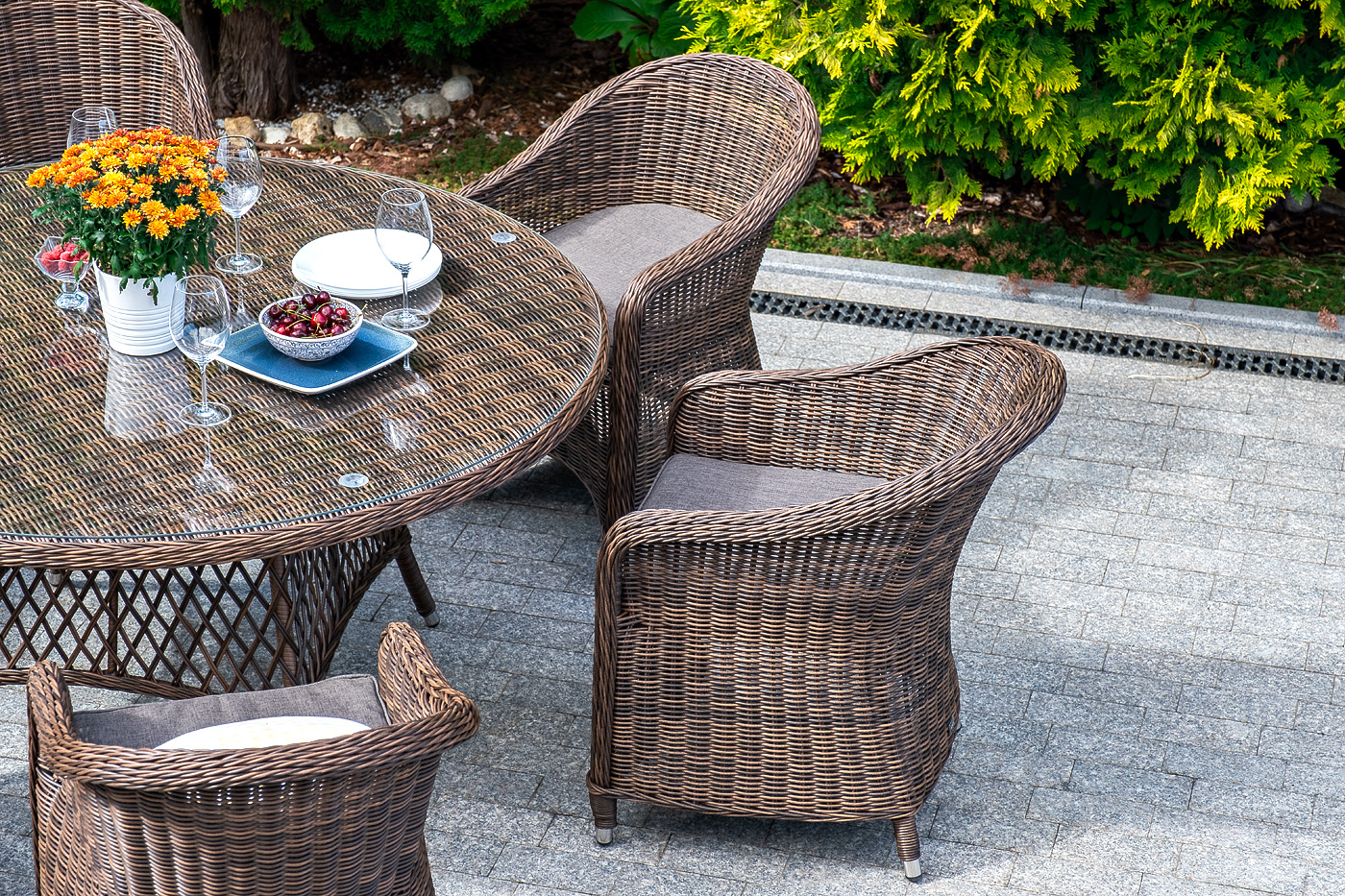 "Равенс" плетеное кресло из искусственного ротанга, цвет коричневый с серой подушкой