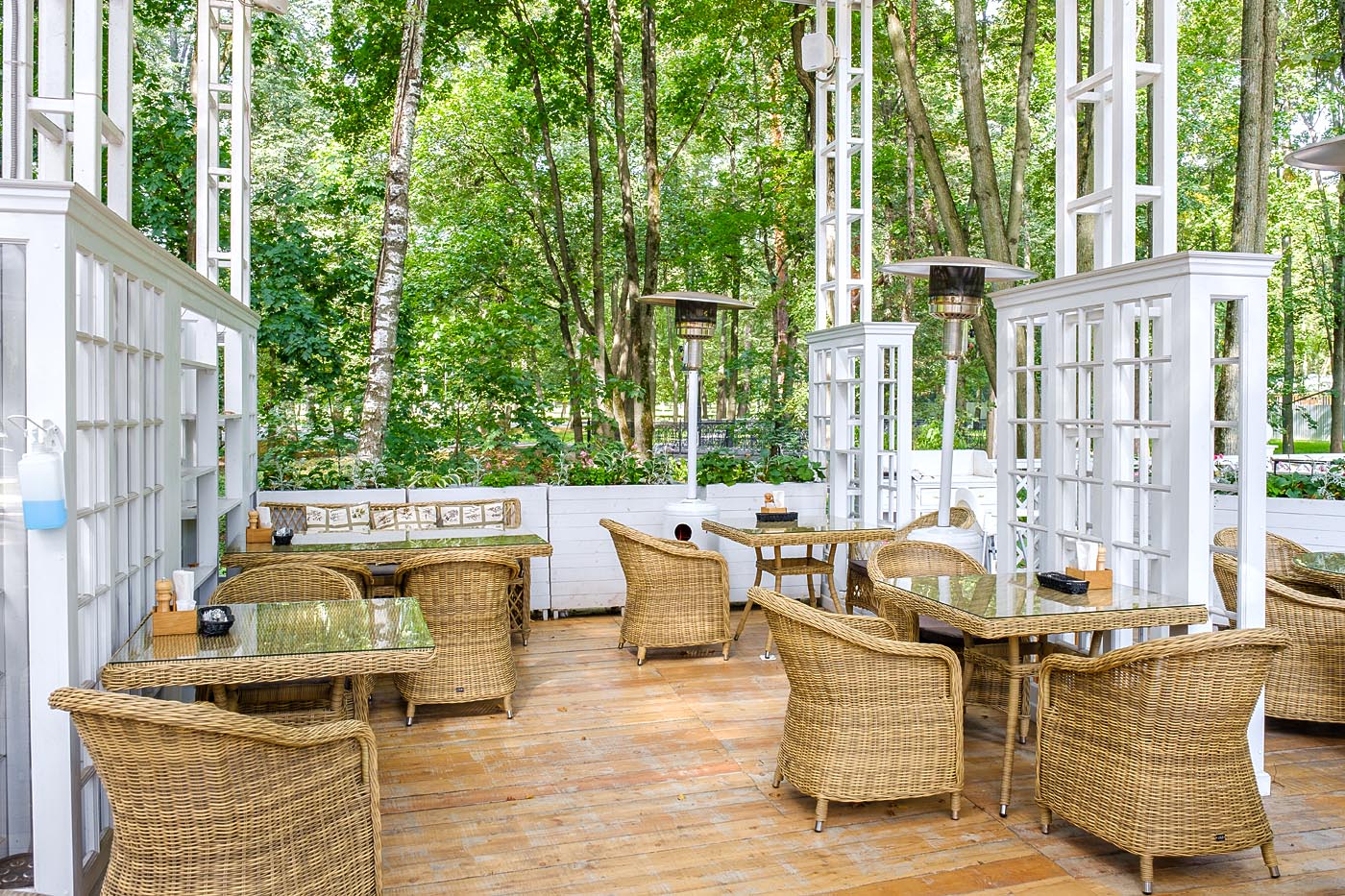 "Равенс" плетеное кресло из искусственного ротанга, цвет соломенный с серой подушкой