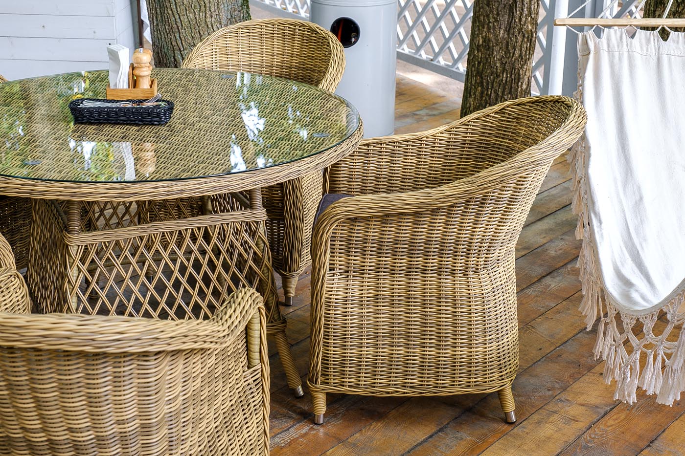 "Равенс" плетеное кресло из искусственного ротанга, цвет соломенный с серой подушкой